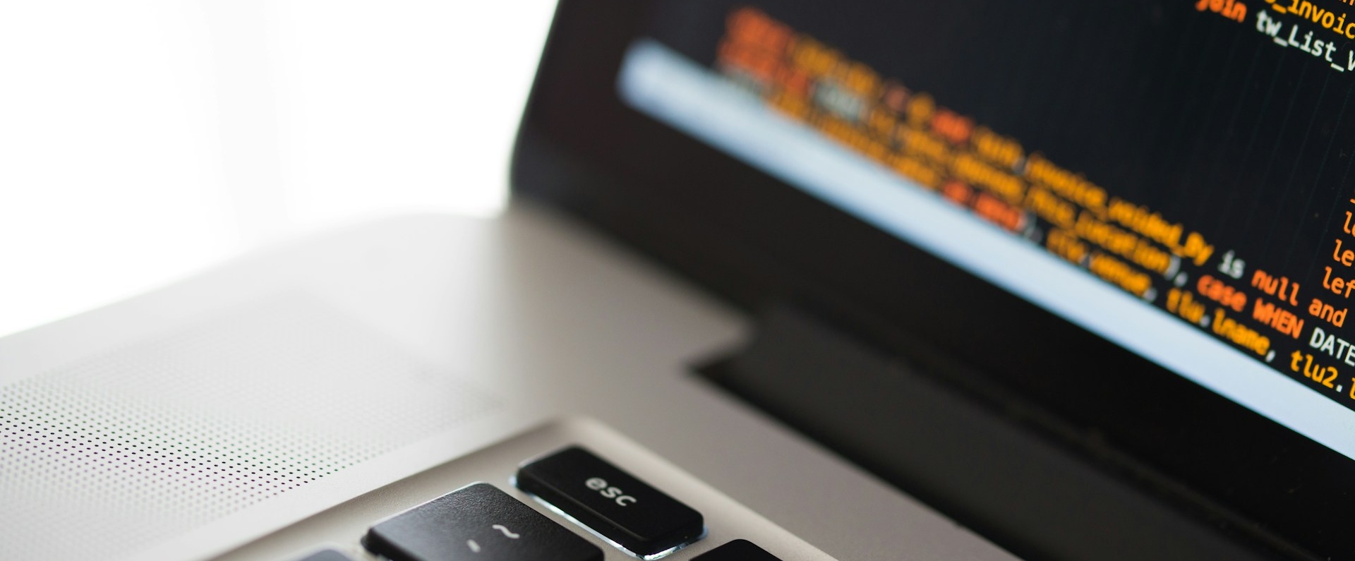 jak-cistit-monitor-kod